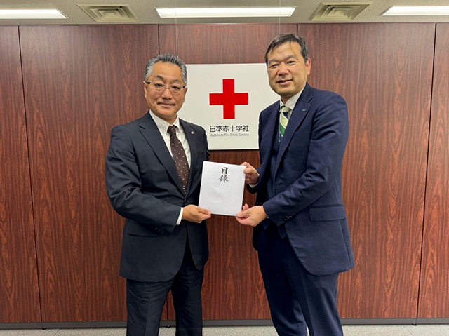 写真左:日本赤十字社ご担当者様　写真右:弊社代表取締役副社長　篠﨑裕