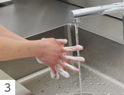 石けんと流水による手洗い3