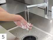 石けんと流水による手洗い5