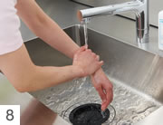 石けんと流水による手洗い8