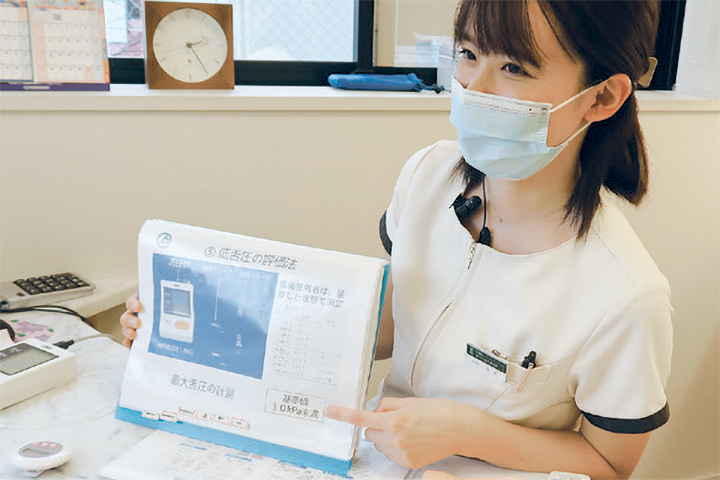 検査の説明をしている写真