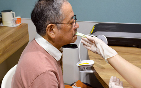 舌圧トレーニング(ペコぱんだ)指導の様子